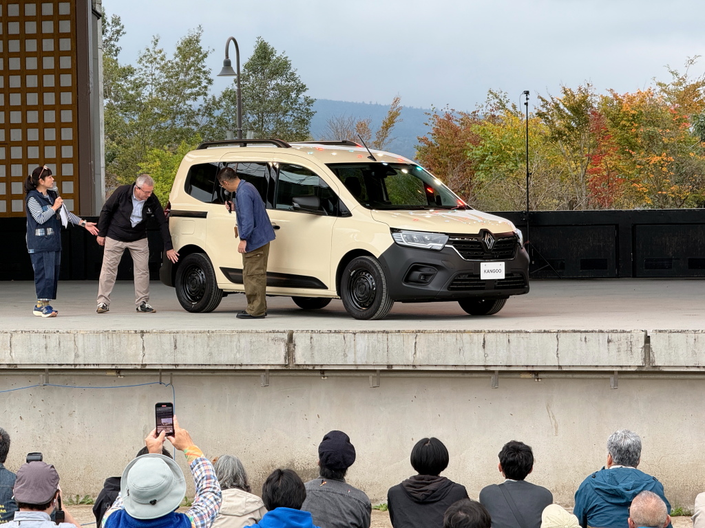 カングー好きの安田大サーカス団長も参加してクルールのお披露目