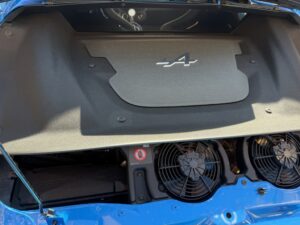 エンジンルームへのアクセスは、ガラスハッチを開ける必要があります