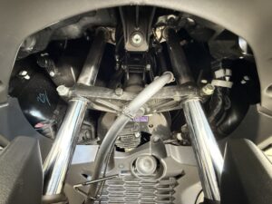 XMAXはスクーターにも関わらず、フロントフォークがステアリングポストまで2本伸びているのも特長