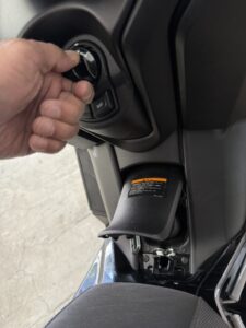 フューエルリッドもキーに連動し、イグニッションスイッチで開くことができます