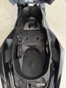 ２つのヘルメットもすっぽり入るメットインスペース