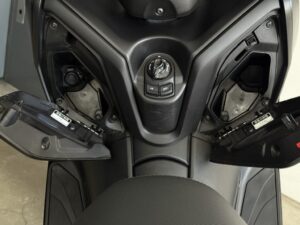 膝下左右の小物入れ。左には12V電源ソケットも装備